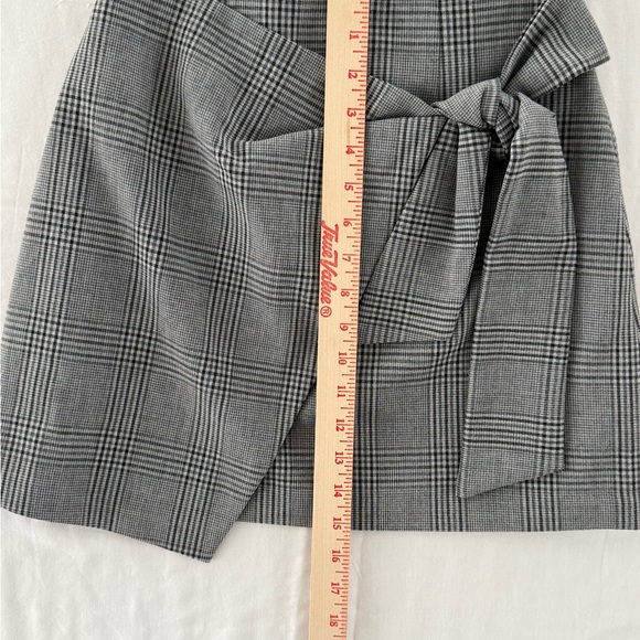 Aritzia Wilfred Dorine Wrap Front Mini Skirt Plaid Wool/Cashmere Size 0 Gray - Picture 5 of 7